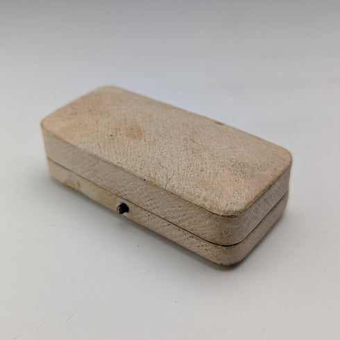 古董 15 克拉金胸針,配青石和珍珠盒